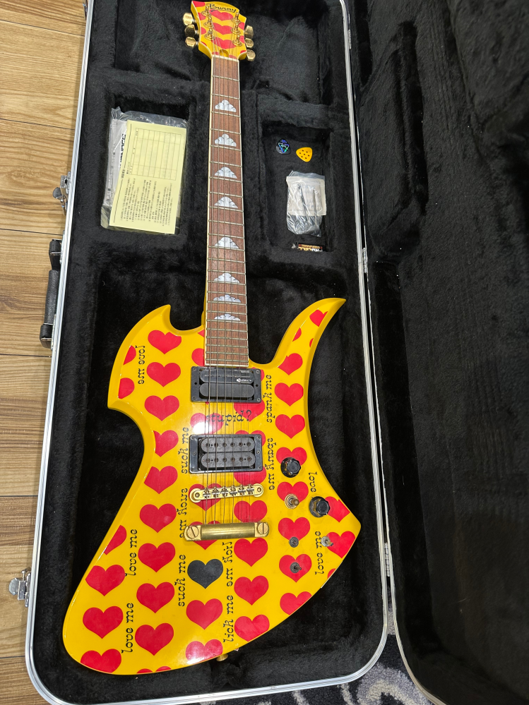hideさんのイエローハートのギターについて質問です。今から10年ほど前