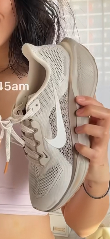 NIKEの靴ついて質問です。 このシューズのモデル名分かりますか？？