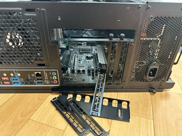 ゲーミングPCの後ろ側の止め方が分からなくなりました。 どうすればいいでしょうか