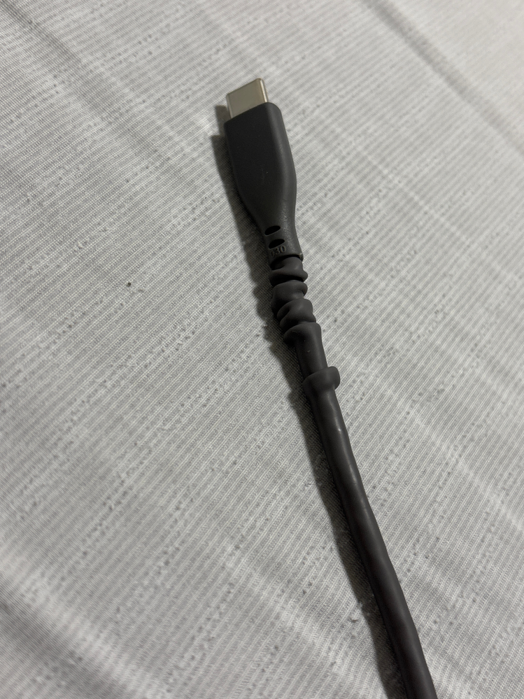 スマホの充電ケーブルのゴムコードの部分が伸び縮みしてるの見てから、たまにひっぱっていじくってるんですけど、これって中の導線部分の劣化や火事の危険に繋がったりしますか？ 有識者の回答お待ちしております。
