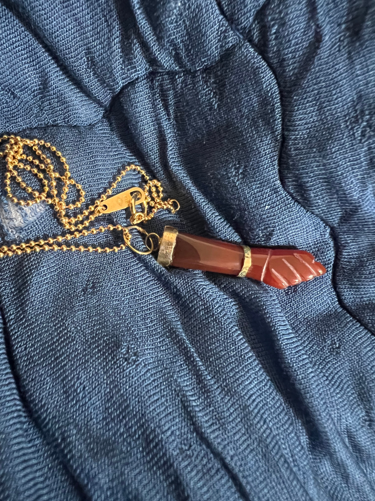 質問いたします。ひし形の中にSNと刻印が入ったネックレスがありますが