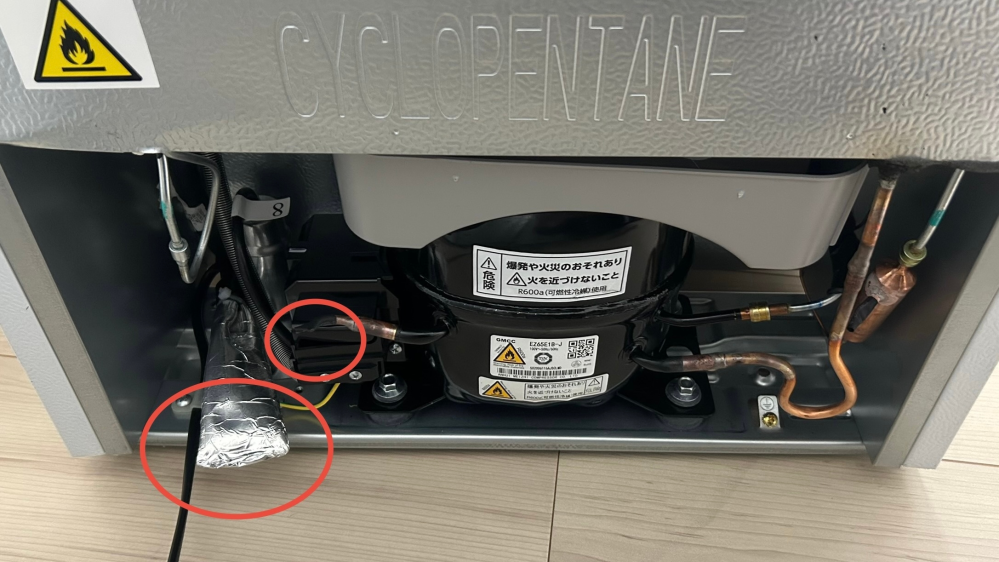 冷蔵庫の背面の配管について質問です。 通販で購入した冷蔵庫が本日届きました。 商品は、COMFEE' 174L 2ドア RCB169WH1JP(E) です。 コンセントを入れる前に裏面を確認したところ、画像のような状態でした。 左側、太めのパイプの先はアルミを巻いて塞がれており、真ん中の黒く丸い部分(コンプレッサー？)の左側から出ている管も繋がっていません。 これは不良品でしょうか？ 使用に問題はありますでしょうか？