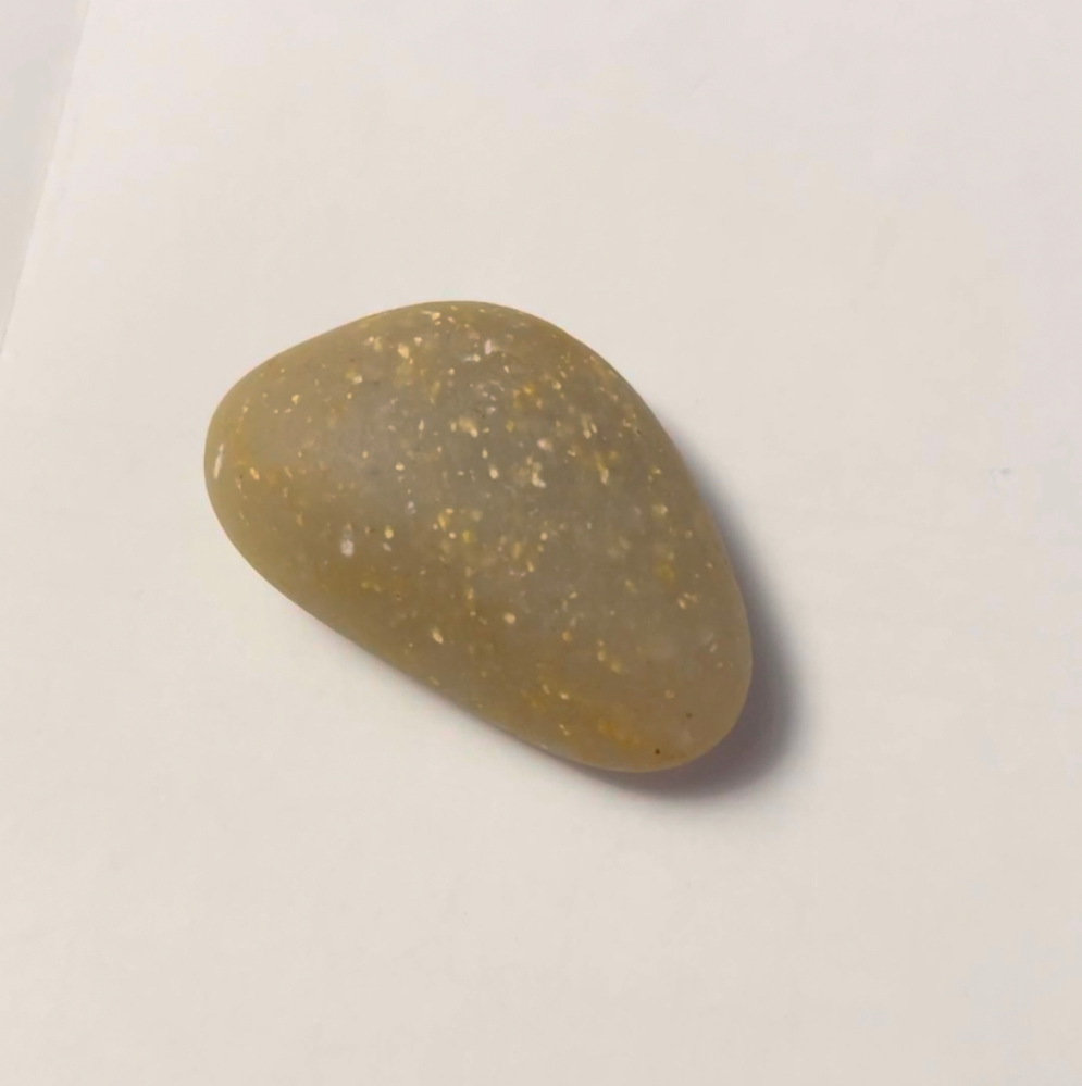 この石は何の石ですか？ 昔、公園で拾ったものです 分かる方いらっしゃいましたら教えていただきたいです。。