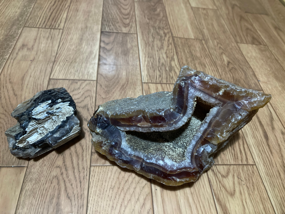 この石の種類を教えて欲しいです。どちらも北海道の実家で見つけました。