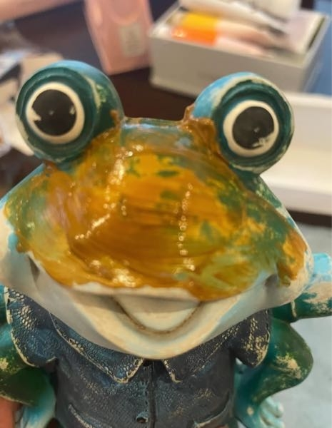 こちらの置物の色を変えたいのですが、ヤスリがけしてプライマーを塗りましたが色が乗りません。ヤスリは400番塗料はアクリル絵の具を使いました。置物の素材は不明です。 アドバイス頂けたら助かります。よろしくお願いします。