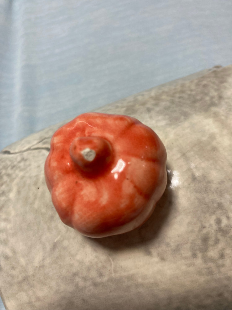 陶器製のクッキージャーが少しかけてしまい白い下地が出てきてしまったので色を塗りたいのですが何か良い方法ありませんでしょうか。