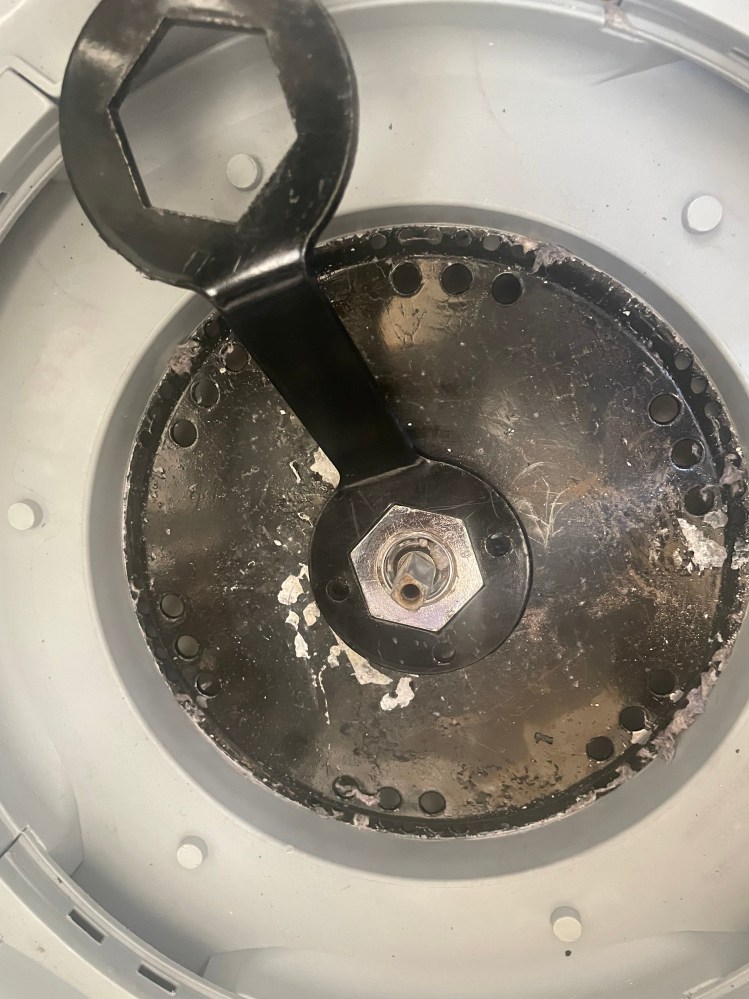 日立の洗濯機を分解掃除しようとしていますが、フランジナットって
