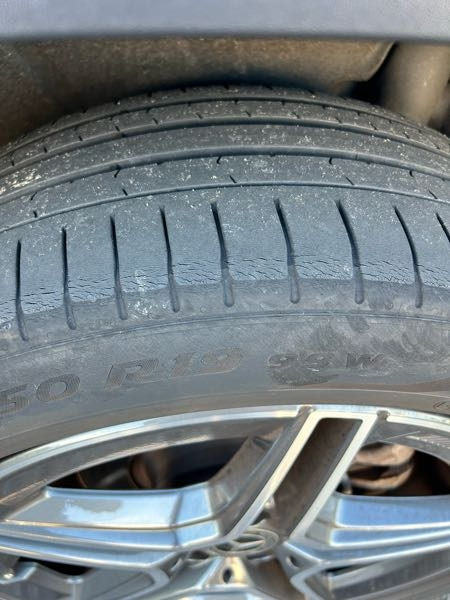 気付くとタイヤにひび割れ発生してました。タイヤはピレリPZERO。使用