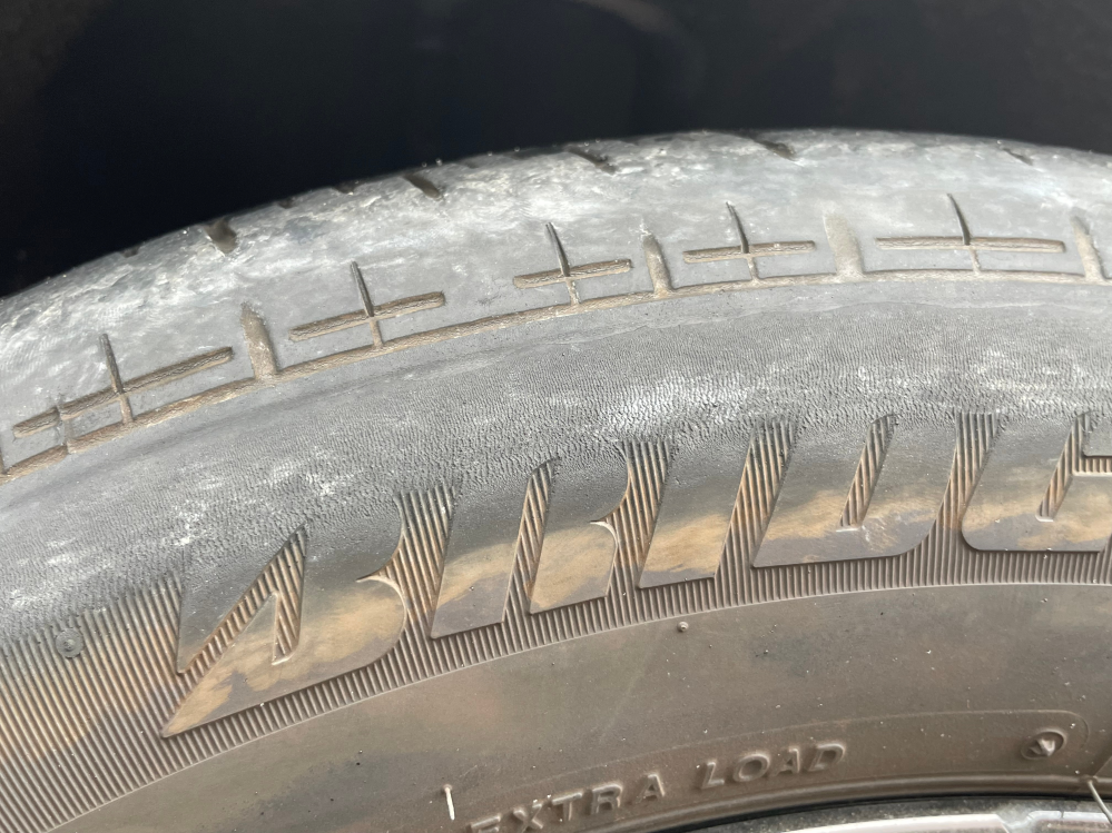 先日朝起きたら車の左後ろのタイヤがパンクしてました。前日夜遅く