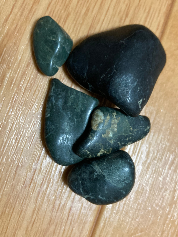 この石は糸魚川市で採った石です。この石は表面に結晶が散りばめられて