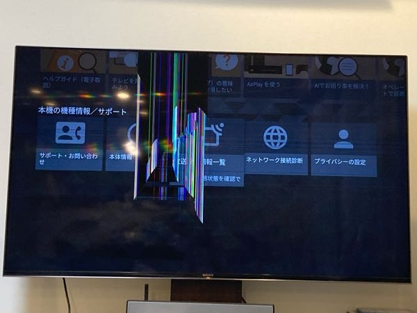 液晶テレビの画面をつかんだら、レインボー色の細い線が縦に数本画面に