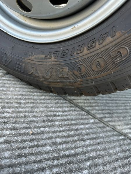 タイヤを少し縁石に擦って少し傷と凹みが少しありますが大丈夫ですよね 
