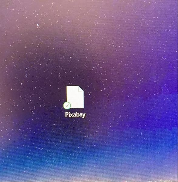 パソコンについて至急お願いします！！ 最近家のデスクトップPCのGoogle Chromeのショートカットが画像のように全部真っ白のページのようになって見かけ分かりづらくなって困ってます。新規で作り直しても再起動(Chrome自体や本体のも含めて)してもアップデート(こちらもChrome自体も本体(Windowsアップデート)も)しても何してもこうなります。ググって出てきたやつあらかた試してもダメでした。最後の砦としてここで尋ねさせていただきます。どうかよろしくお願いします。 追記として、リンクとしての機能は果たせています。 また、Chrome検索タブのショートカットは普通です。Chromeのどこかのサイト、となるとダメになります。
