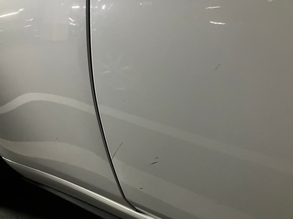 数回着用した程度なので傷、汚れはないです。 至急]車に着いた汚れ？傷について。先程、駐車場で車体を確認したら