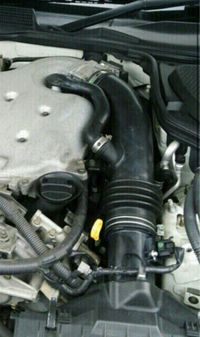 z33 インテークパイプ z33前期のインテークパイプの左に分岐している細いホースは何