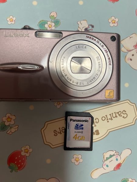 こんばんは写真に写ってるデジカメはお母さんが昔使っていたやつなの