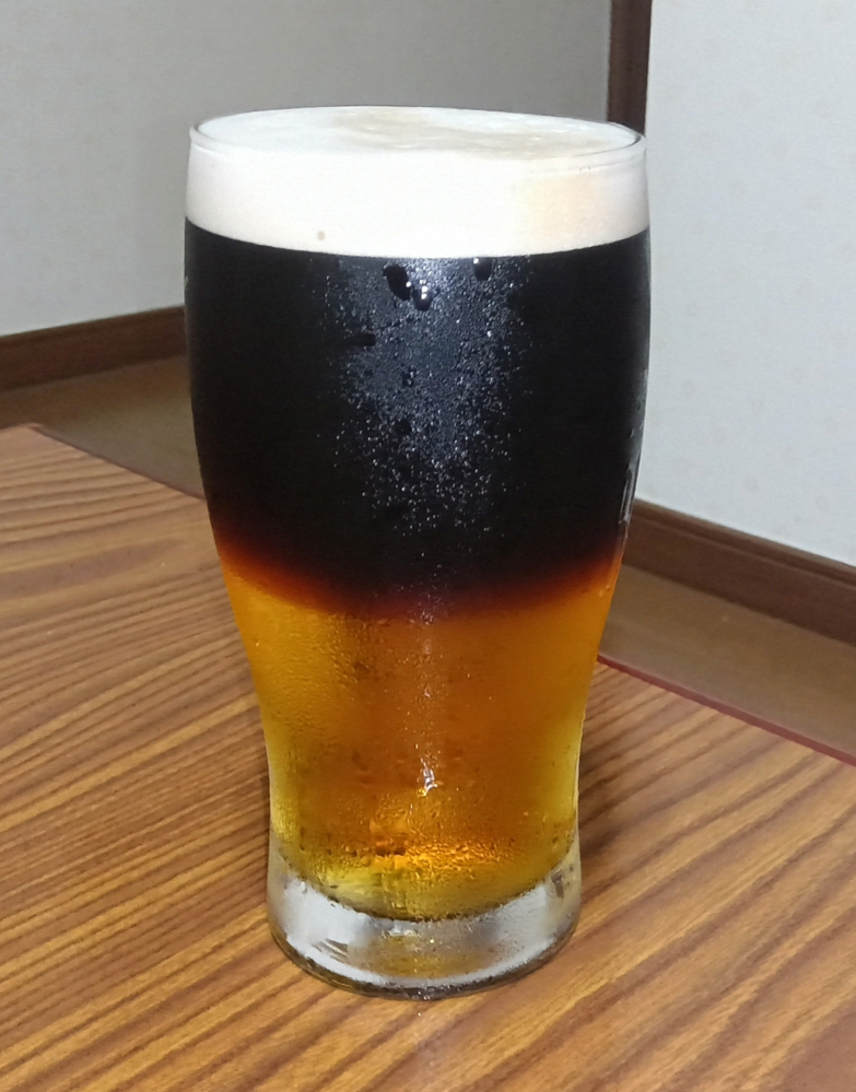 ハーフ&ハーフ 黄金色ビールと黒ビールのハーフ&ハーフ２層です。 どうですか、やった事ありますか？僕はたまに自宅で作ります。