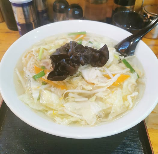お昼は何を食べましたか？ 私はタンメン専門店で、野菜たっぷりのタンメンをいただきました。 程よい塩加減でめっちゃうまかった～～