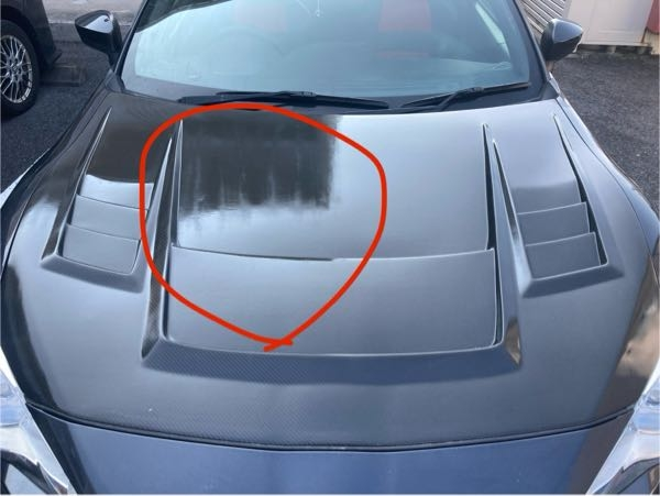 カーボンボンネットのウレタンクリア塗装を行なったところ、画像のよう 