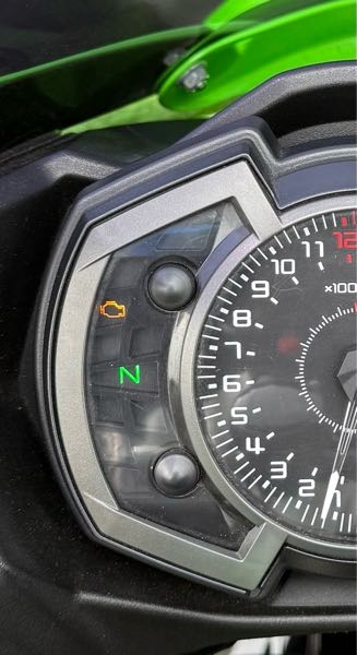 ninja400で、エンジンをかけようとセルのボタン押すと、鍵を回し