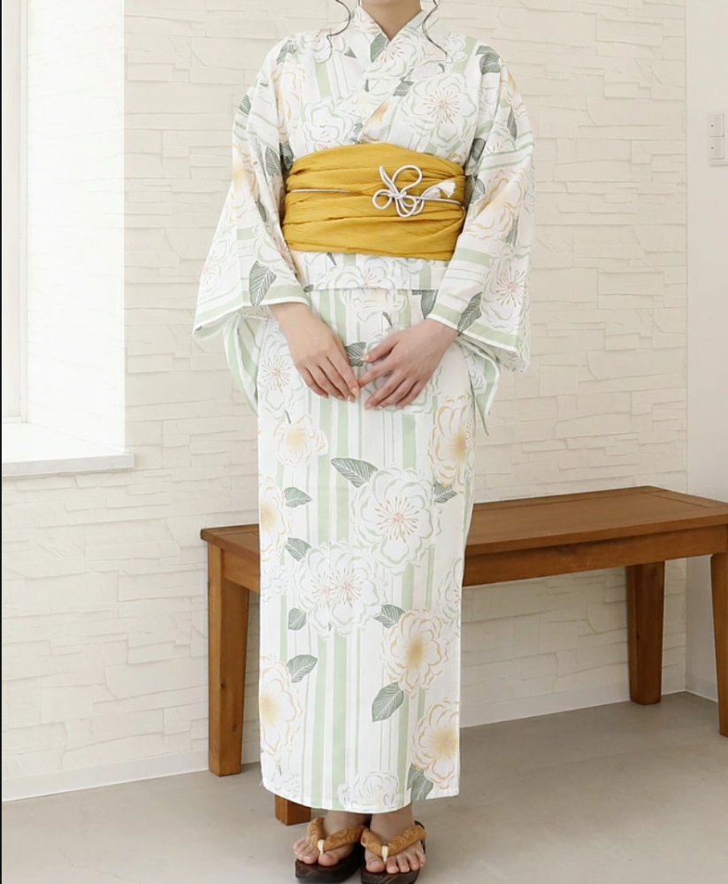 訪問着のお着物で、梅、松、桜、紅葉、藤、椿などが混ざる柄は