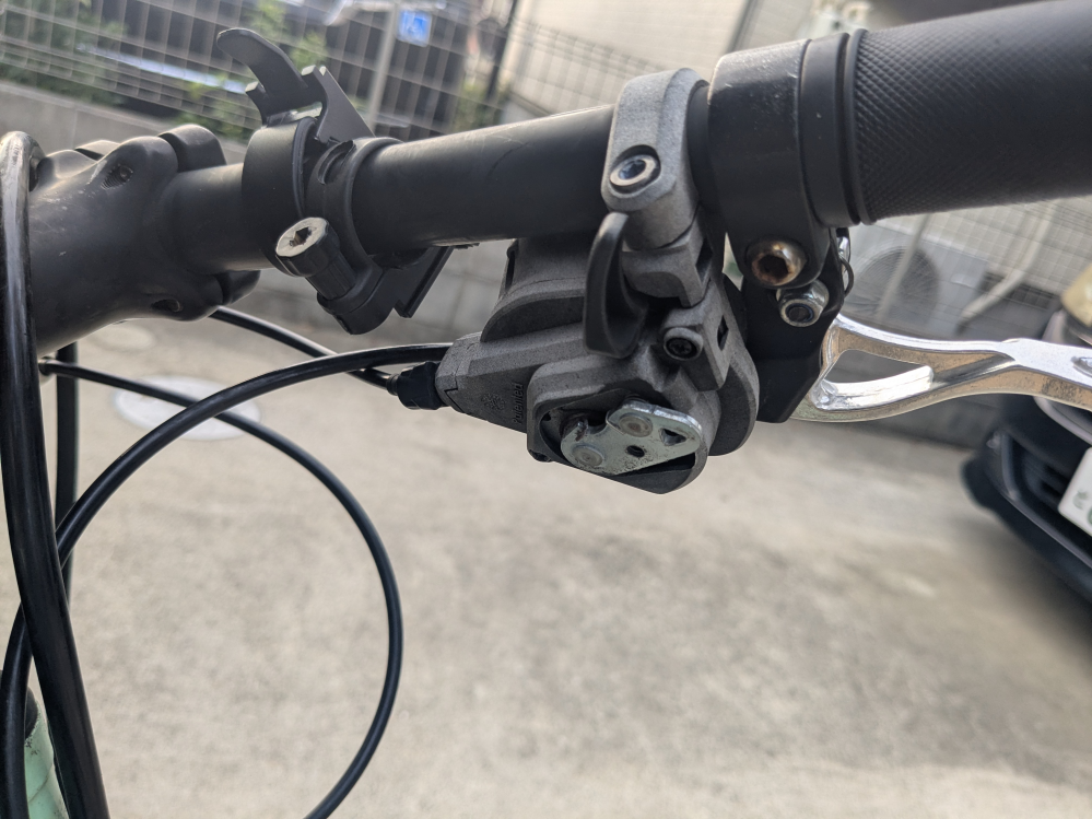 質問ですクロスバイクのギアを戻す部分が写真のように壊れてしまって 