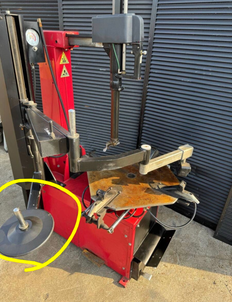 イヤサカ製のタイヤチェンジャーについて質問です。イヤサカに直接 