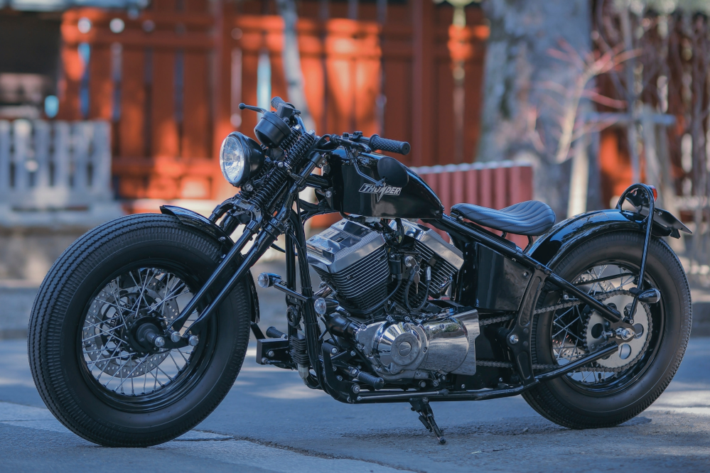 中型のアメリカンバイクでサンダー250と似たデザインだけど車体はサン