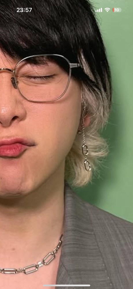 大森元貴さんのつけているピアスのブランドがわかる方おられますか