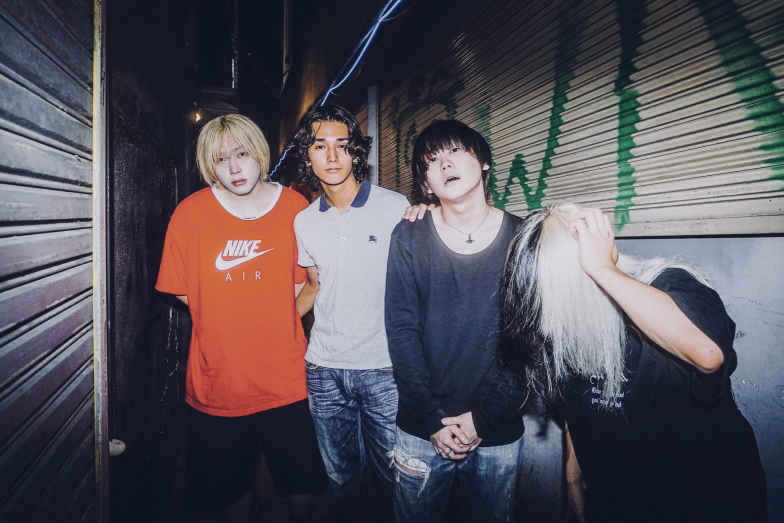  JEANS ダウンジャケット　t-pablow BADHOPのT-Pablowさんがモデルとなったダウンジャケット