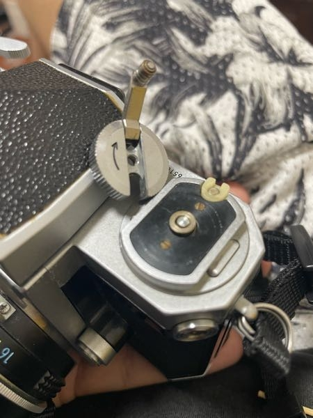 フィルムカメラのニコンFなのですが、巻き戻しクランクが外れてしまい