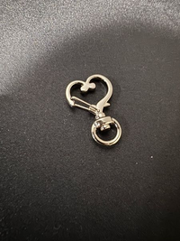 ハンドメイド、小物、アクセサリー

写真のキーホルダーはどのようにして手前の半円の部分を解放すれば良いのでしょうか？ 