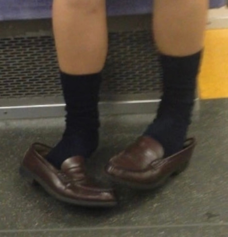 女子中高生で、授業中によく上履き脱ぐ人いますか？ - 私の友人にいま 