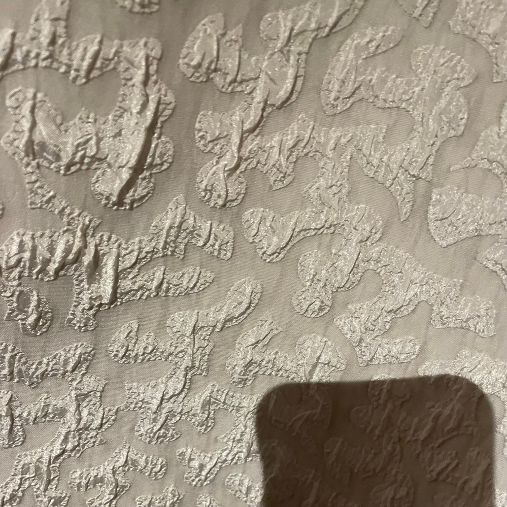 カーテンについて質問です。20年くらい前に購入した写真のような生地の