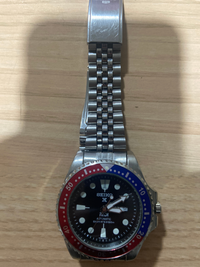 時計のケースの中に名前が書いてあります。説明書、箱あり。