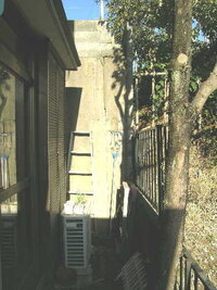 斜面地に階段状の擁壁 ひな壇 で造成した土地に住んでいます 中央部入り込む道路の 教えて 住まいの先生 Yahoo 不動産