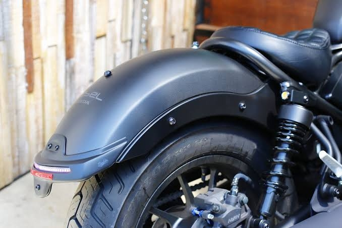 レブル250のテールランプを一式外した時、純正のリアフェンダーだと
