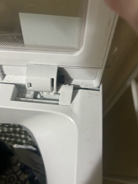 汚い画像ですいません洗濯機の蓋の付け根が壊れましたこれは保証期間 