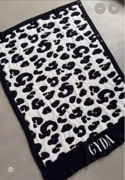 学校でのひざ掛けとしてGYDAの10月ノベルティのブランケットを持っ