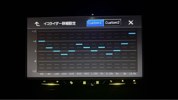 イコライザーについて FH-7400DVDを使用しています。 高音とボーカルをはっきり、音に厚みを出すような設定にしたいのですが、どのような設定がおすすめか教えて頂きたいです。シューシューといった雑音を限りなく減らしクリアにしたいです。 曲のジャンルはR&B、女性ボーカルです。 ハイパスフィルタはフロント80Hz、-18dB/oct ラウドネスHigh オートレベルコントロールはモード1 サウンドレトリバーはモード2 H21年式トヨタ車純正スピーカーなので限界はあると思いますが、ツィーターの追加やスピーカーを社外に変えることで簡単に解決しますか？ その他設定等詳しい方よろしくお願いします。