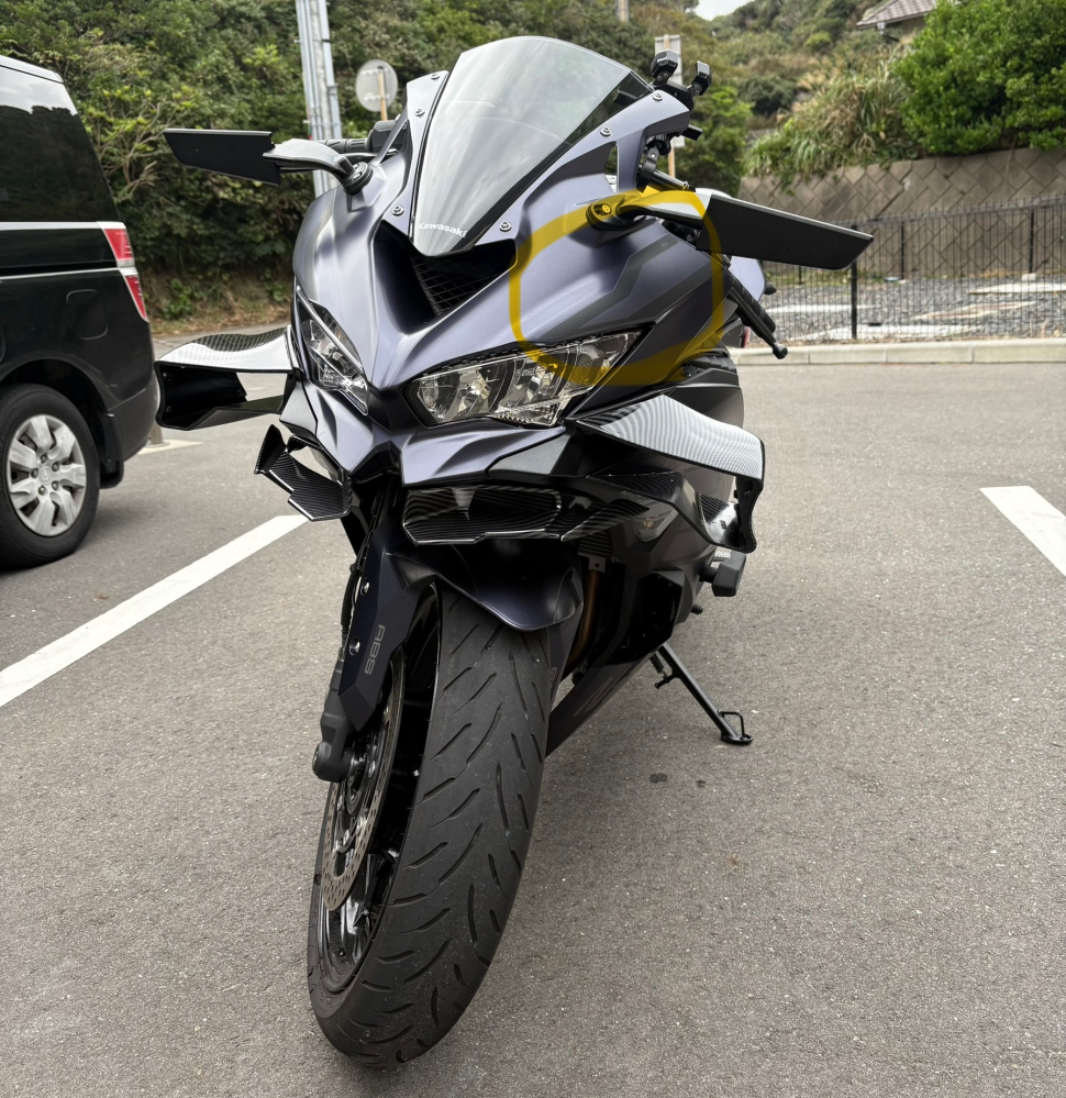 zx25rについて質問です写真の黄色の丸で囲ってある黒い線のところ(左右