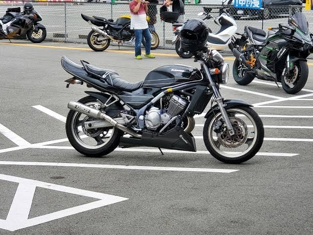バリオス2型のz2カウルについて質問です。この画像のような長いz2