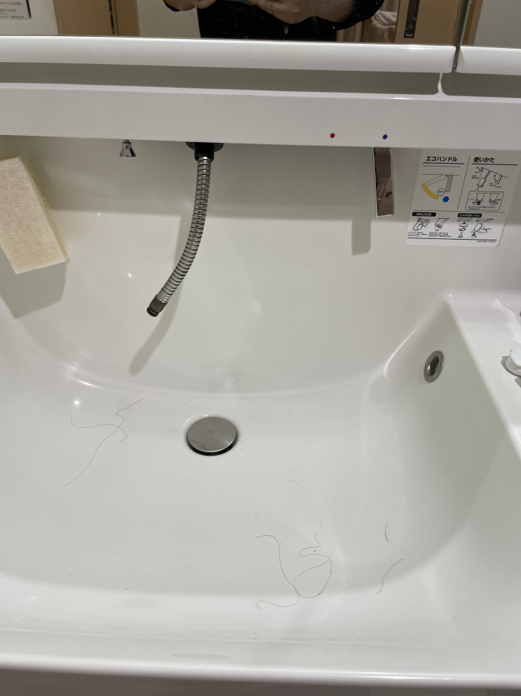 イナックス洗面化粧台のホースから水漏れがしており、ホースの交換を 
