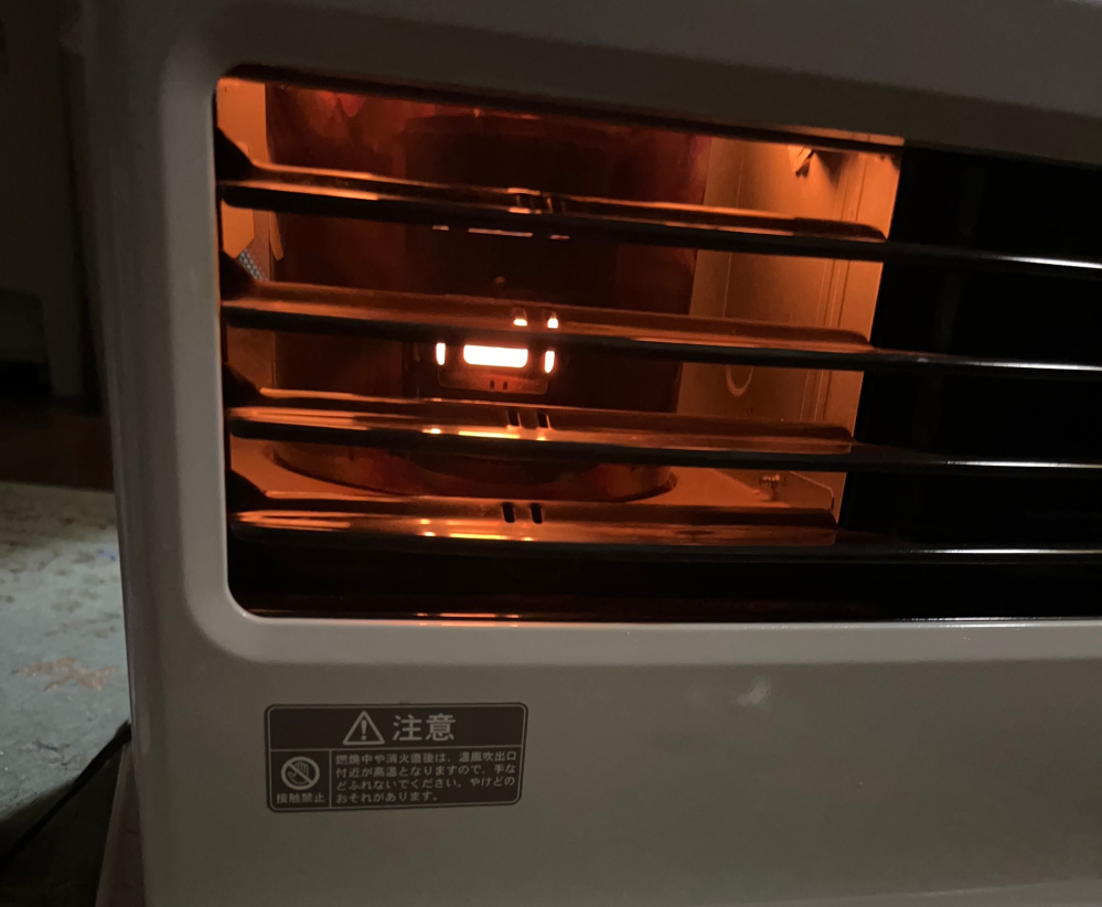 CORONA ストーブ 黒 赤いヒーター コロナのファンヒーターについて緊急で聞きたいです。下の画像のように