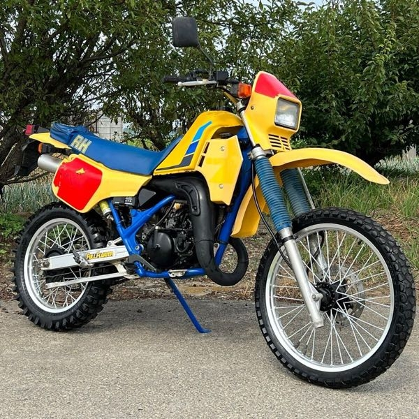 スズキのRH250(SJ11B)というバイクを先日祖父の倉庫から発見したので直