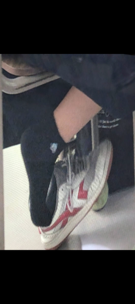 中学生ですよく授業中に上靴を写真のように毎日脱いでいる女の子がい 