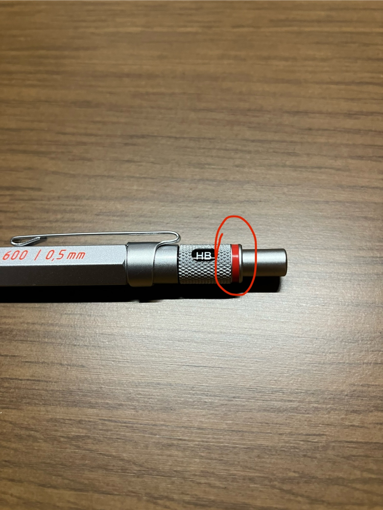最近ロットリング600を買ったのですが硬度表示窓の上の赤いリングの