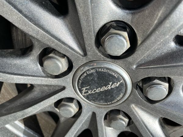 先日中古車でプリウスphv買ったんですけど冬用のスタッドレスタイヤに 