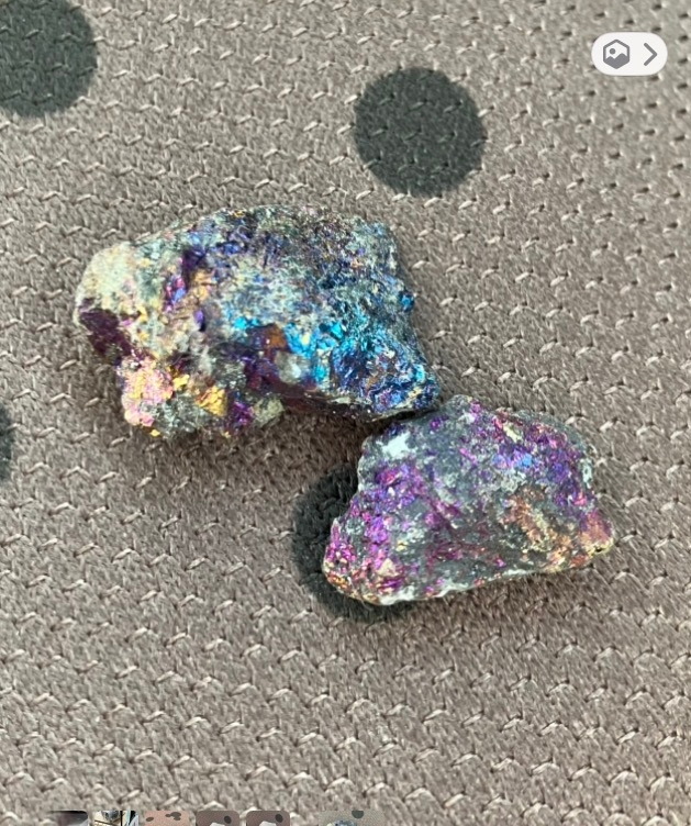 こういう石は天然の色なのですか？色をつけてあるのですか？ 天然の場合なんていう石ですか?