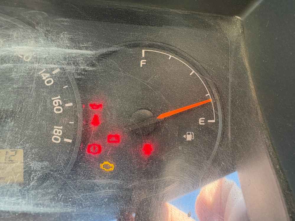ハイエースのディーゼル車に乗っているのですがこのメーターの残りだと